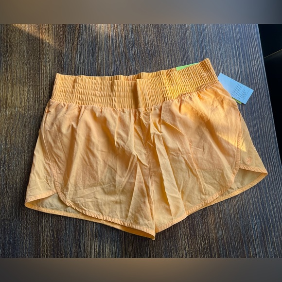 All In Motion HR Crinkle Shorts Light Orange Pockets Lined L UPF 50+ Activewear - Picture 4 of 5